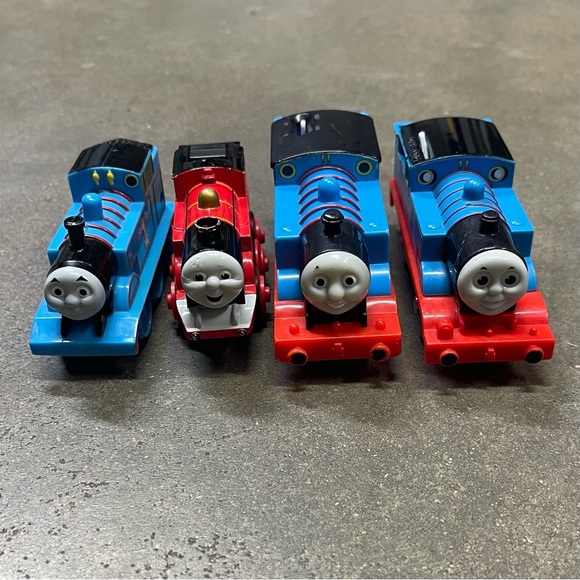 Thomas & Friends TOMY Train Lot – Thomas, James, Scruffey Cars – Trackmaster - Picture 3 of 7